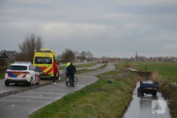 Auto belandt op de kop in sloot