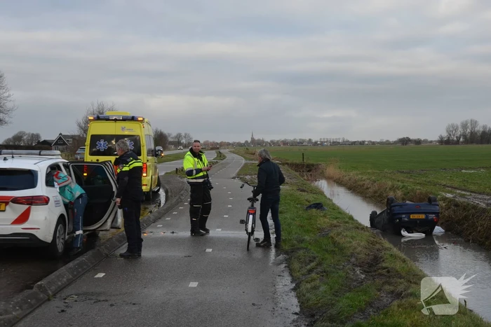 Auto belandt op de kop in sloot