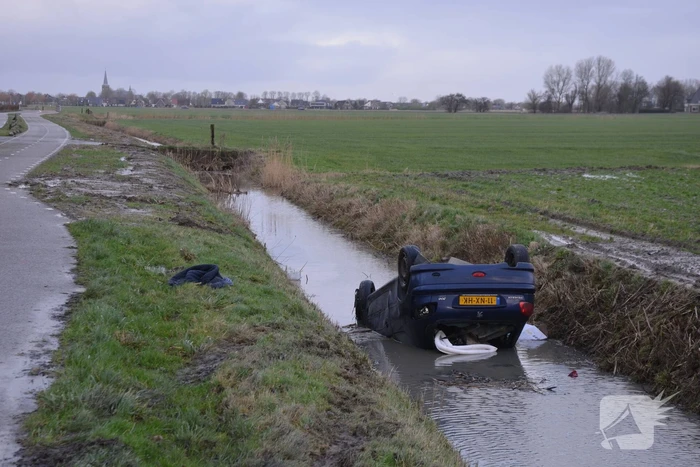 Auto belandt op de kop in sloot