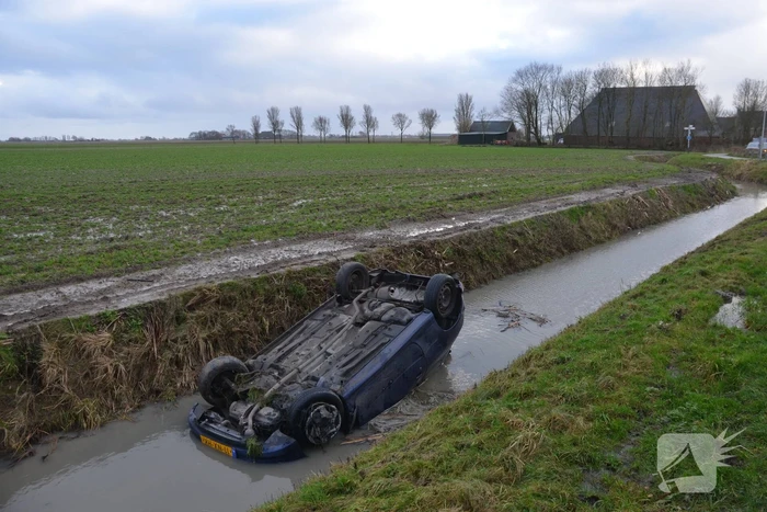 Auto belandt op de kop in sloot