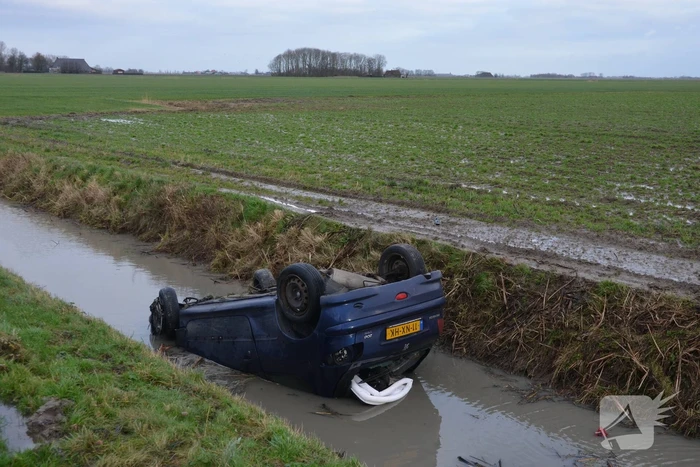 Auto belandt op de kop in sloot