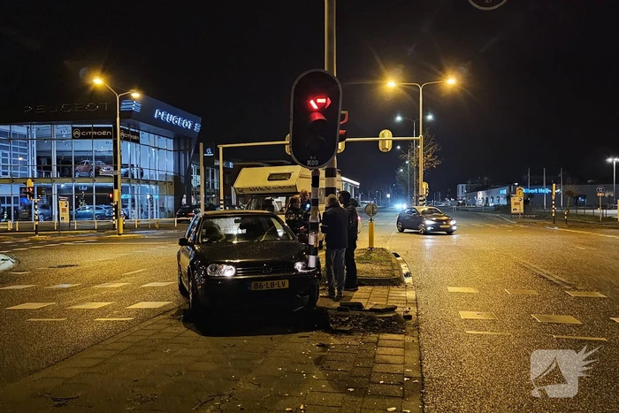 Camper en personenauto botsen personenauto botst op verkeerslicht
