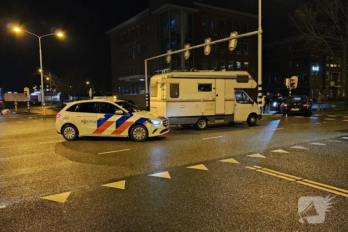 Camper en personenauto botsen personenauto botst op verkeerslicht