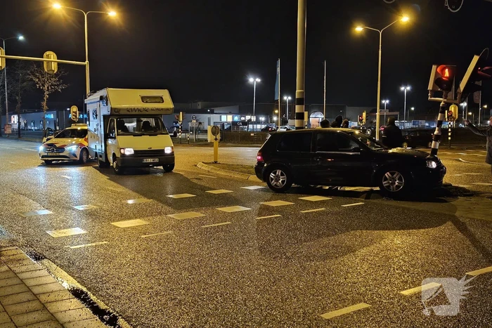 Camper en personenauto botsen personenauto botst op verkeerslicht