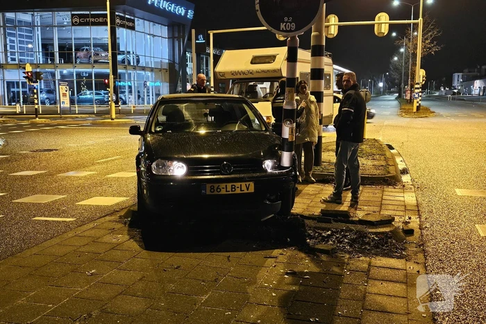 Camper en personenauto botsen personenauto botst op verkeerslicht