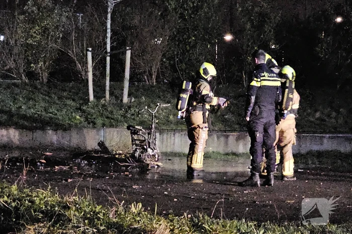 Bromfiets en kerstbomen in brand gestoken