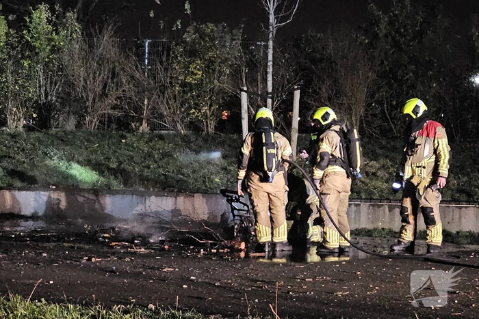 Bromfiets en kerstbomen in brand gestoken