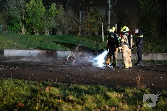 Bromfiets en kerstbomen in brand gestoken