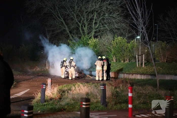Bromfiets en kerstbomen in brand gestoken