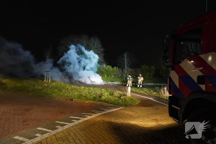Bromfiets en kerstbomen in brand gestoken