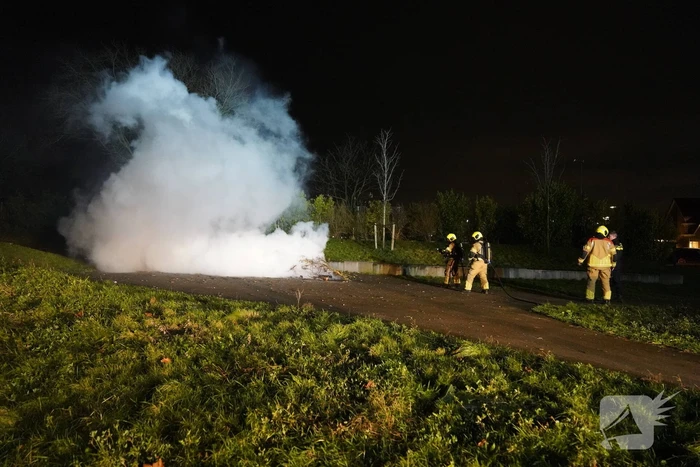 Bromfiets en kerstbomen in brand gestoken