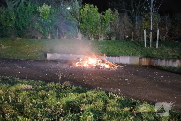 Bromfiets en kerstbomen in brand gestoken
