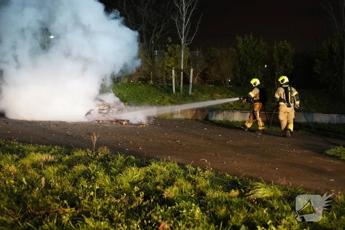 Bromfiets en kerstbomen in brand gestoken
