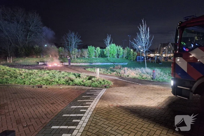 Bromfiets en kerstbomen in brand gestoken