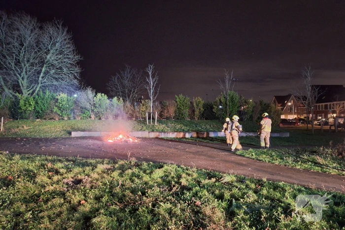 Bromfiets en kerstbomen in brand gestoken