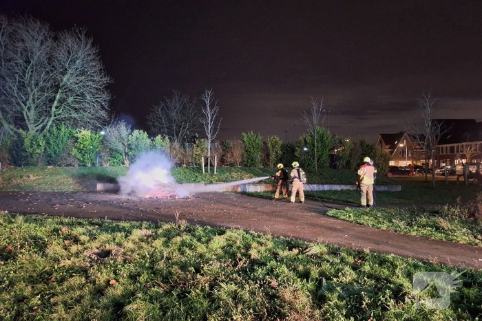 Bromfiets en kerstbomen in brand gestoken