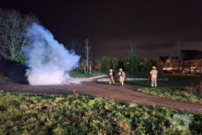 Bromfiets en kerstbomen in brand gestoken