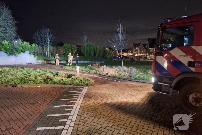 Bromfiets en kerstbomen in brand gestoken