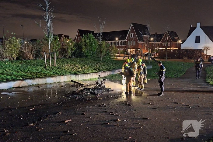 Bromfiets en kerstbomen in brand gestoken