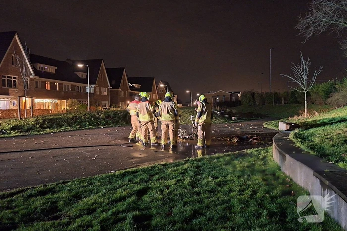Bromfiets en kerstbomen in brand gestoken