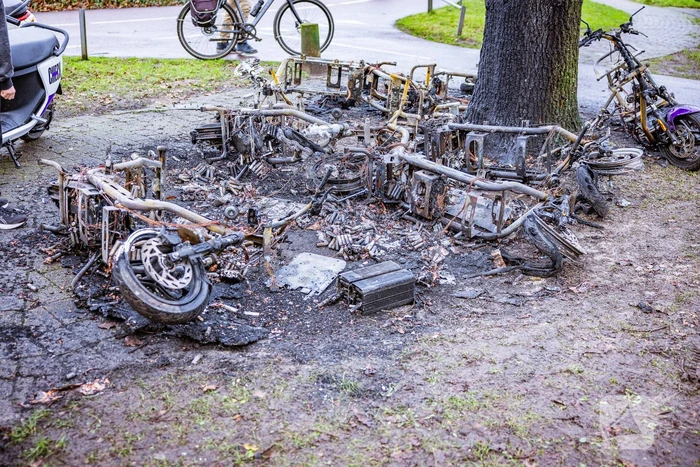 Meerdere Check-deelscooters gaan in vlammen op