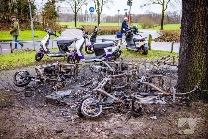 Meerdere Check-deelscooters gaan in vlammen op