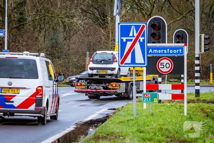 Auto raakt van de weg in bocht van afrit