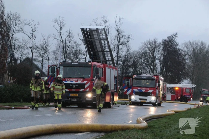 Meerdere brandweerpelotons ingezet bij zeer grote brand