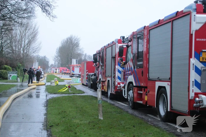 Meerdere brandweerpelotons ingezet bij zeer grote brand