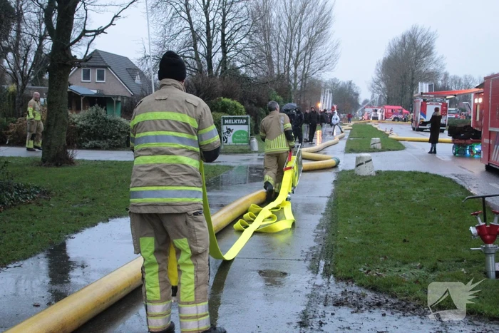 Meerdere brandweerpelotons ingezet bij zeer grote brand