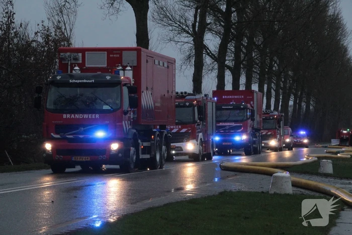 Meerdere brandweerpelotons ingezet bij zeer grote brand