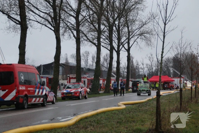 Meerdere brandweerpelotons ingezet bij zeer grote brand