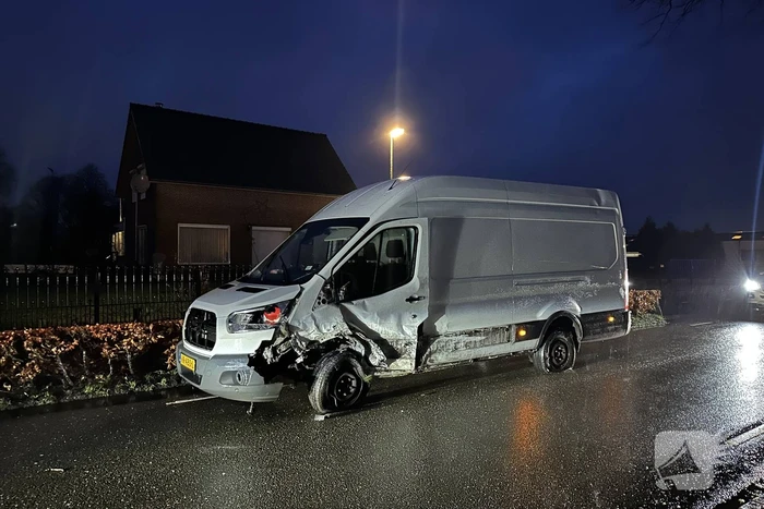Auto en bestelbus frontaal in botsing