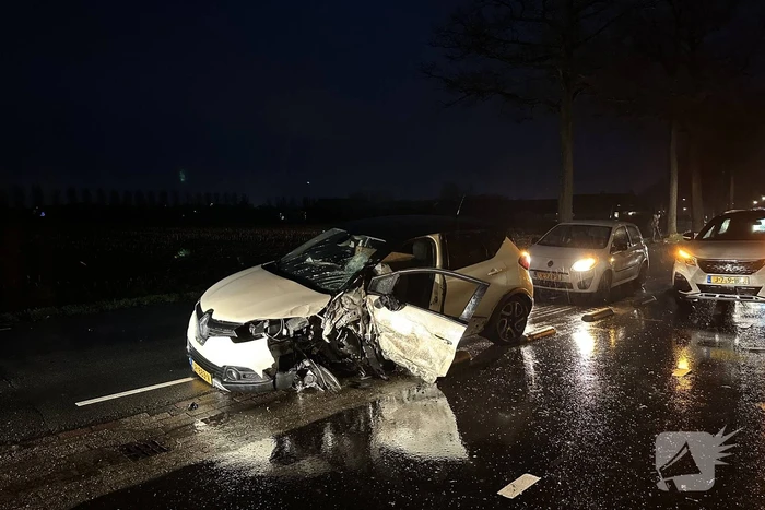 Auto en bestelbus frontaal in botsing