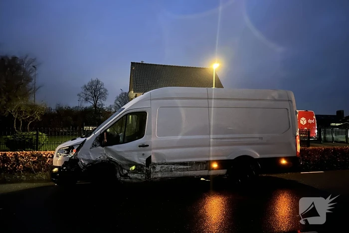 Auto en bestelbus frontaal in botsing