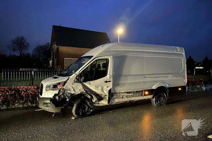 Auto en bestelbus frontaal in botsing