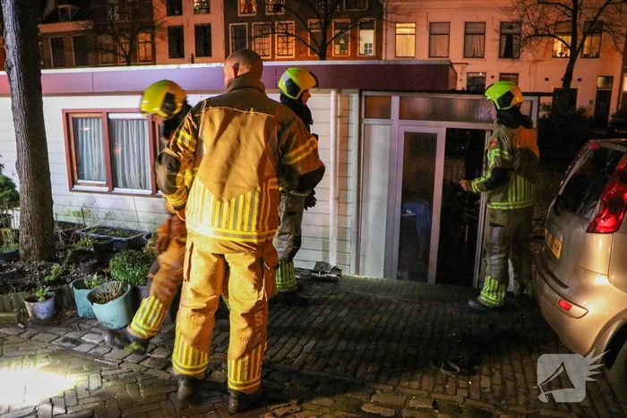 Persfotografen assisteren bij losgeslagen woonboot