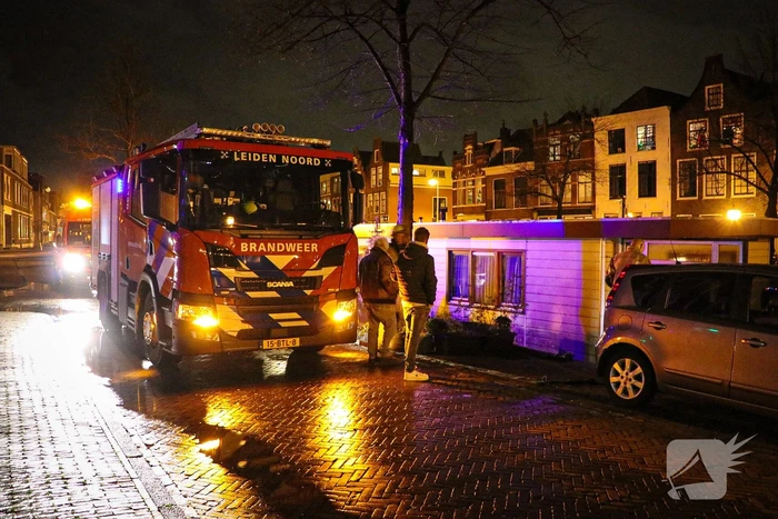 Persfotografen assisteren bij losgeslagen woonboot