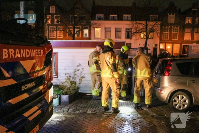 Persfotografen assisteren bij losgeslagen woonboot