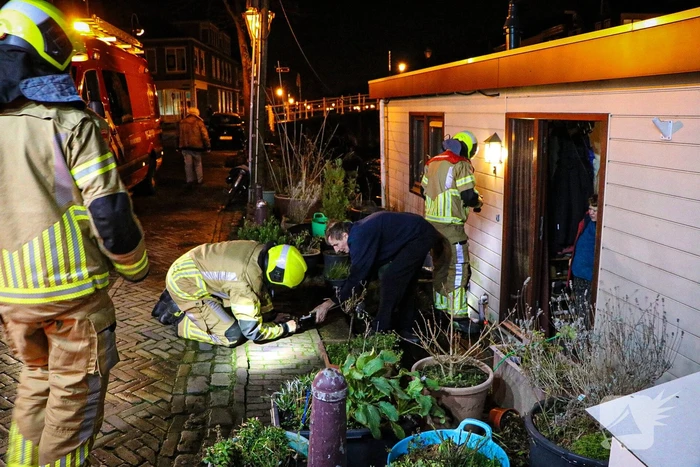 Persfotografen assisteren bij losgeslagen woonboot