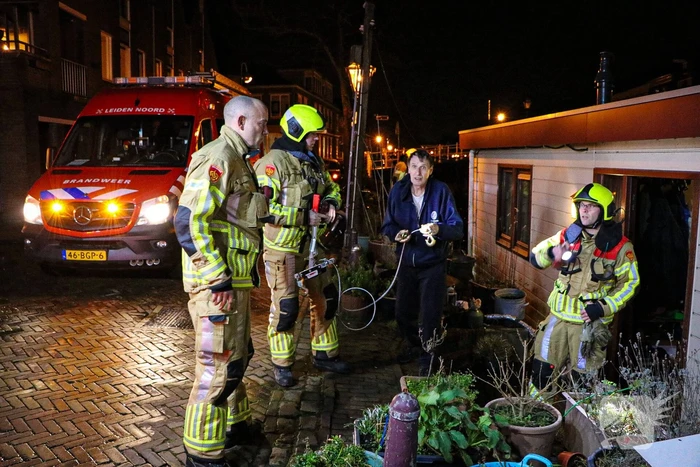 Persfotografen assisteren bij losgeslagen woonboot
