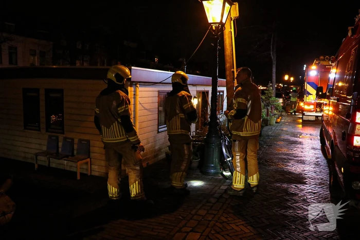 Persfotografen assisteren bij losgeslagen woonboot