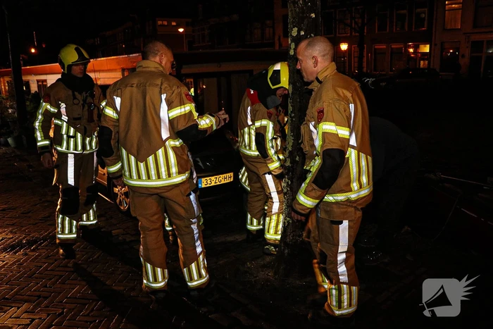 Persfotografen assisteren bij losgeslagen woonboot