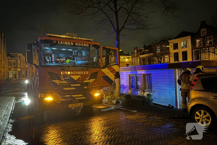 Persfotografen assisteren bij losgeslagen woonboot