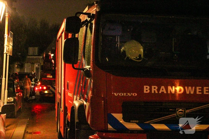 Hoogwerker ingezet voor stormschade aan dakkapel