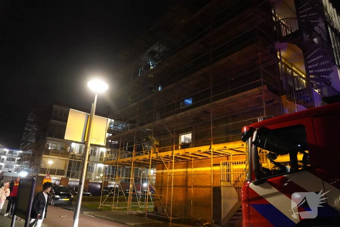 Steigerdelen waaien tegen ruit van woning