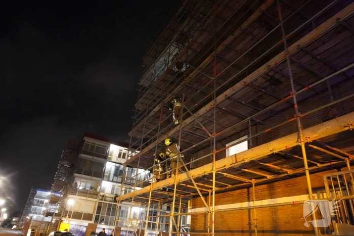 Steigerdelen waaien tegen ruit van woning