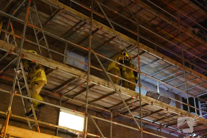 Steigerdelen waaien tegen ruit van woning