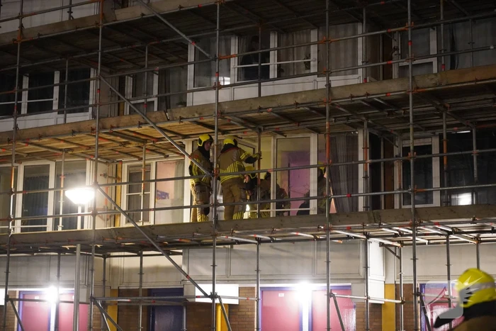 Steigerdelen waaien tegen ruit van woning