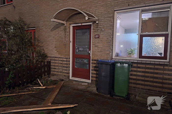 Steigerdelen waaien tegen ruit van woning